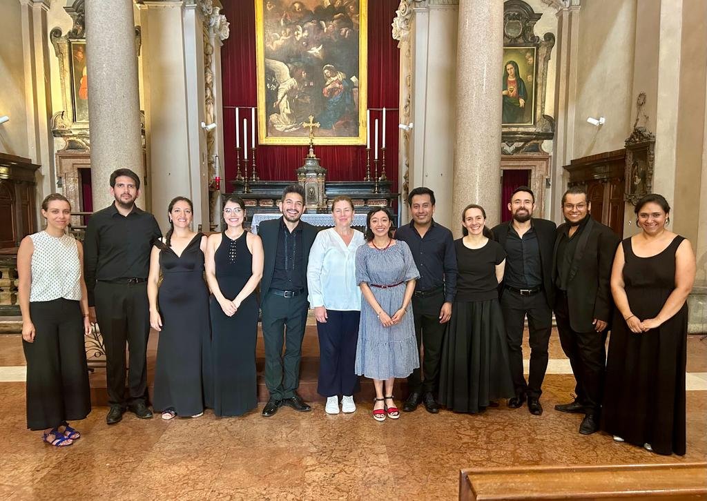 SRE_mx's tweet photo. 📸 Esta semana, el @ConsulMexMIL acompañó a la orquesta barroca mexicana @AntiqvaM, durante sus exitosas presentaciones en @LaStatale. 

🇲🇽🤝🇮🇹
#OrgulloMexicano
#DiplomaciaCercaDeTi https://t.co/lNqSPWaydp