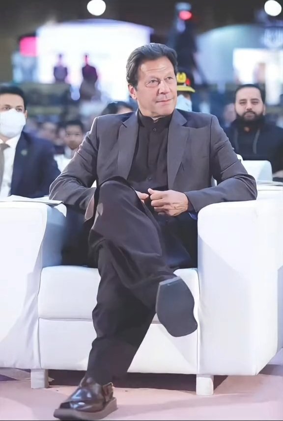 HumairaAnumyou2's tweet photo. عمران خان کو جھکانے کیلئے منصف بِکا، مولانا بِکا، قلم بِکا، شعور بِکا، انصاف بکا، مگر آج بھی اللہ کی مدد سے وہ کھڑا ہے۔😘 https://t.co/YoXbONRcC6