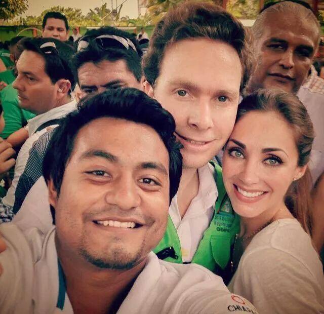 anythrowback's tweet photo. 🔙 #AnyThrowback Anahí repartiendo a afectados en Chiapas, México 🇲🇽 29.07.2014 https://t.co/C2ayWZcv8C