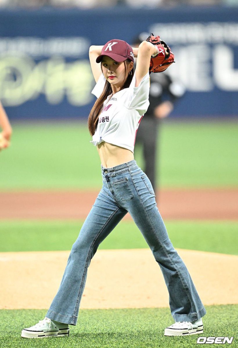 EXIDBR's tweet photo. Solji e Jeonghwa estiveram juntas com o nome do EXID para dar o arremesso inicial de uma partida de basebol. https://t.co/gg565teFDC