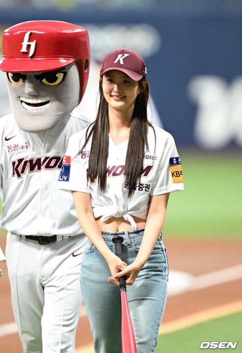 EXIDBR's tweet photo. Solji e Jeonghwa estiveram juntas com o nome do EXID para dar o arremesso inicial de uma partida de basebol. https://t.co/gg565teFDC