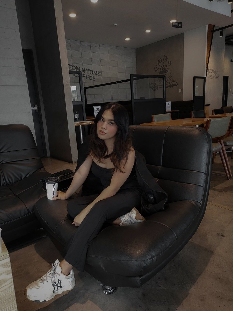 Laricious_Patty's tweet photo. impromptu cafe runs • spiced up the look with my new fave https://t.co/LSzy2yHijf