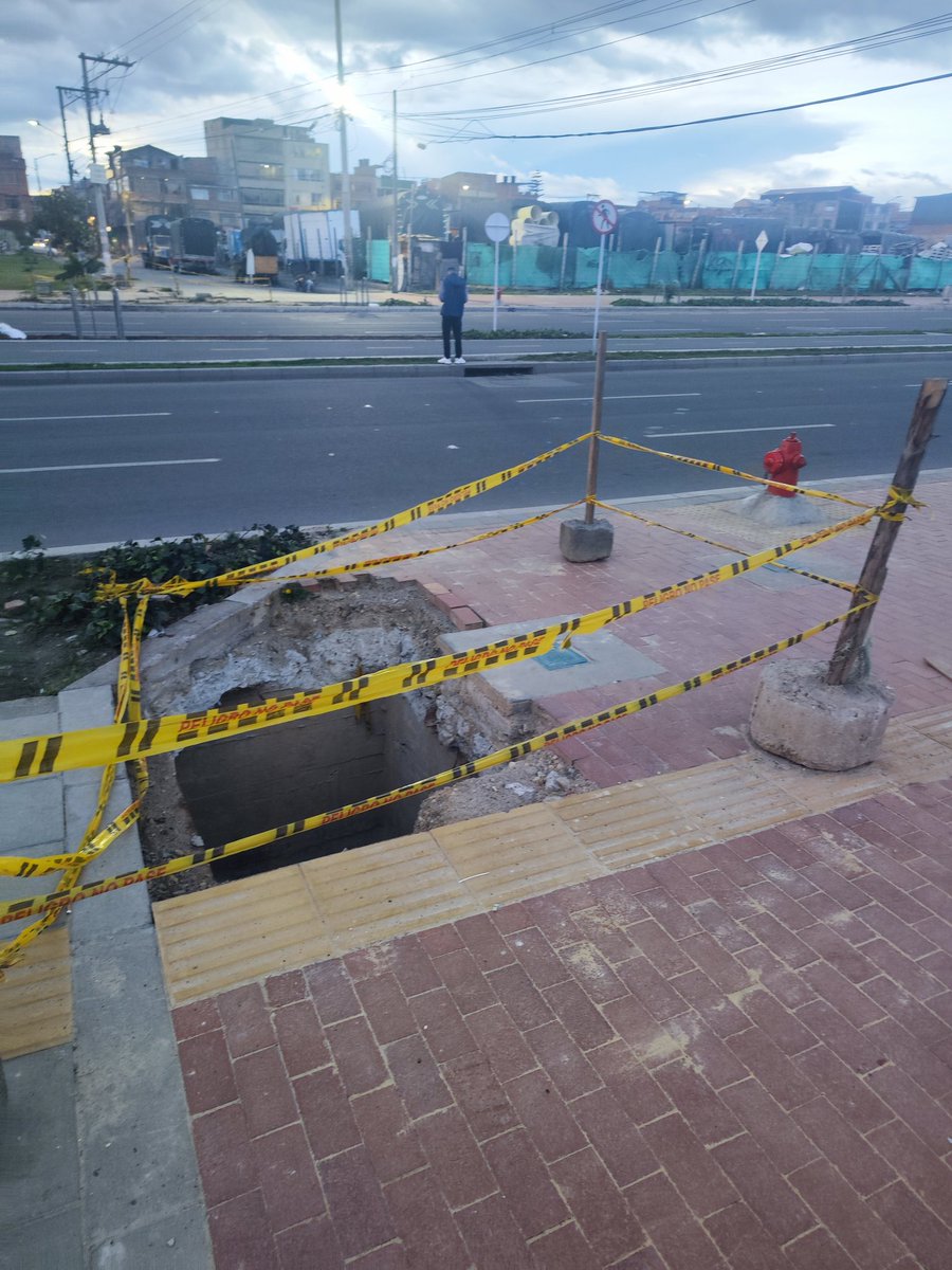 PildoraCriolla's tweet photo. Inaudito que sectores de Kennedy lleven 3 días sin agua en sectores de Patio Bonito, Dindalito, Riveras, Campo hermoso etc. 

Avisaron de un corte de 24 horas y ya van 72 h, la comunidad requiere de agua para su alimentación y necesidades básicas 🤦🏻

@ClaudiaLopez @karokagudelo https://t.co/qMxBSescD1