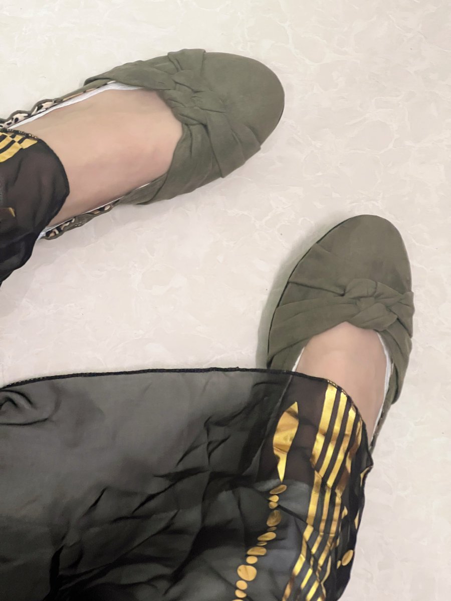 出去旅游回来发现鞋子居然被扫楼的打胶袜子都硬了。 。。