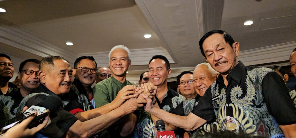 Ganjar Pranowo bersama ratusan Purnawirawan TNI-POLRI di Ancol, Jakarta pagi ini

Semua golongan MENYATU dengan Ganjar tanpa kecuali

Semua bahu membahu mengantarkan PUTERA KANDUNG rakyat untuk kembali menahkodai NKRI untuk melanjutkan pembangunan

#TerusMajuBersamaGanjar