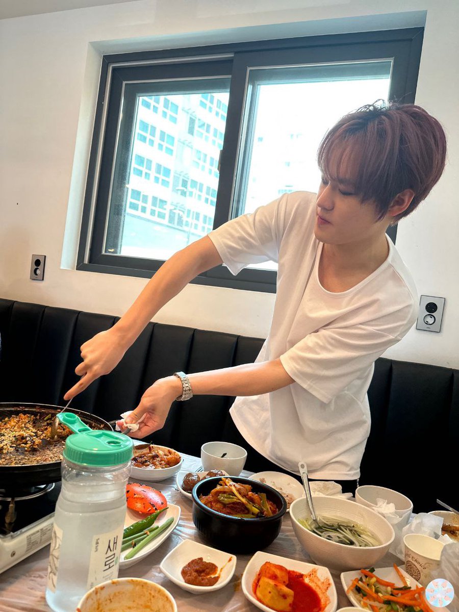 NCTDreamINA's tweet photo. ZHONG -CHENLE GILAAAA 😭😭😭

KAOS PUTIH, JAM TANGAN, LAGI MASAK. 
TRIPLE KILL!!! 😭😭😭 https://t.co/a1kF6Y1NA9