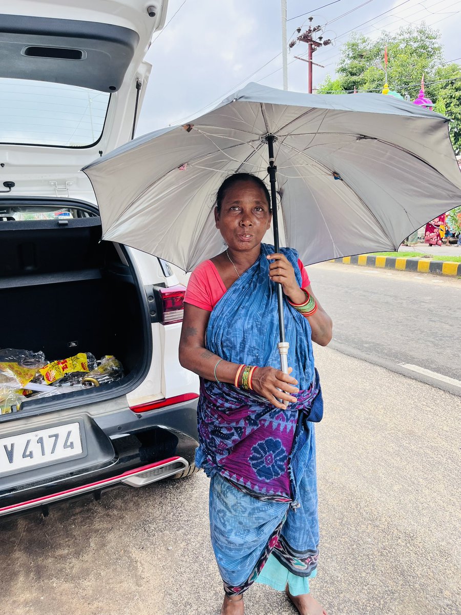 glowohelps's tweet image. Embracing the Rain ☔️

Team Global Western Odisha #GLOWO takes a compassionate step to aid those in need. Our 1st phase of free umbrella distribution at #Balangir has begun, and we&apos;re determined to extend the help across various regions in western Odisha in the days to come. 1/2