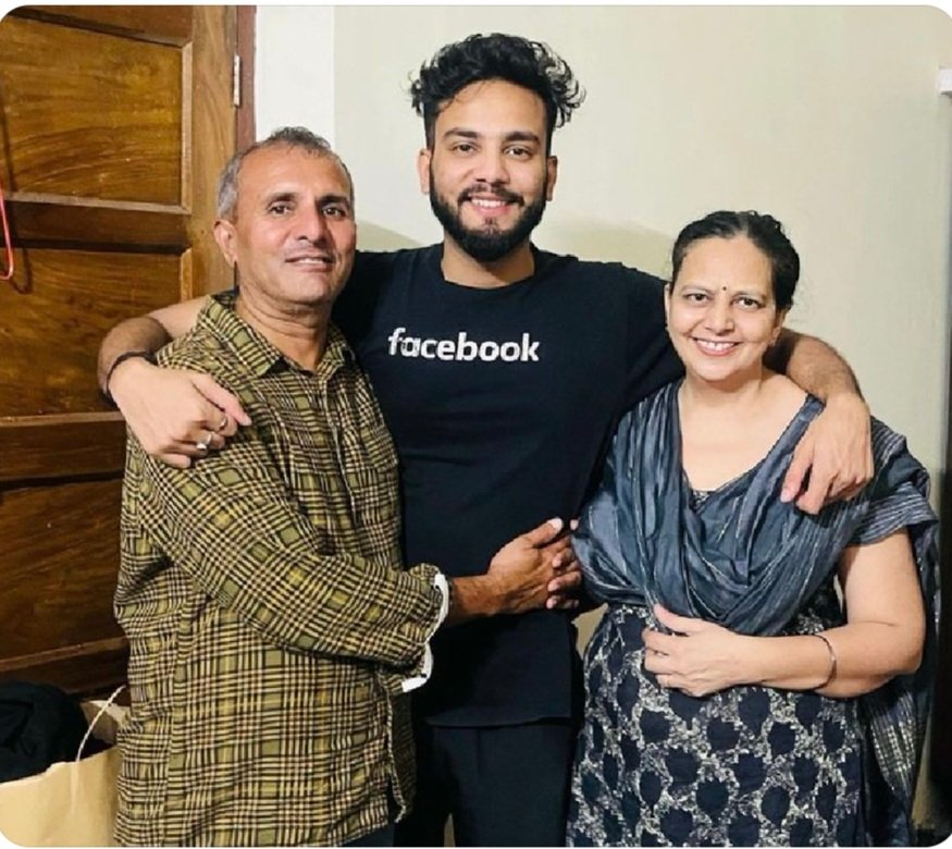 anikant653229's tweet image. FULL SUPPORT BHAI 💖
aabe salman khan beta thoda Sambhal ke teri movie dekh na chood diya na to rood pe aajayega 
gyan mat baat 😡😡 
love you elvish bhai and fukra bhai ❤️‍🩹💗💖 #ElvishArmy #ElvishYadav𓃵 #bycottsalmankhan