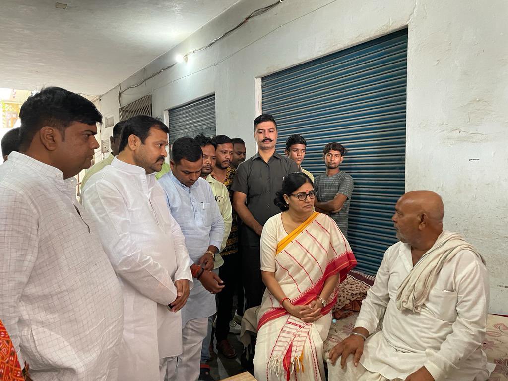 AnupriyaSPatel's tweet photo. ग्रामसभा-कंदवा, चितईपुर, विधानसभा-रोहनिया, वाराणसी के निवासी श्री राजेंद्र प्रसाद सिंह जी के सुपुत्र स्व. विमलेश पटेल जी के दुःखद निधन पर उनके परिजनों से मिलकर शोक संवेदना व्यक्त करते हुए। @ApnaDalOfficial https://t.co/64W3n8tUrM
