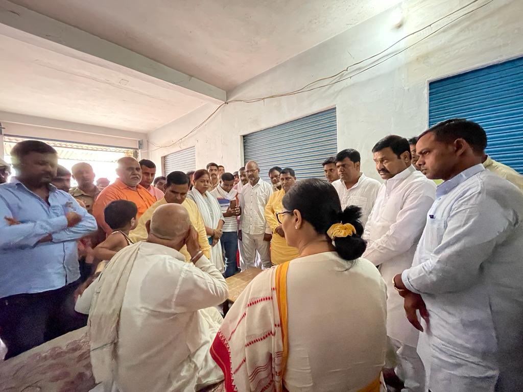 AnupriyaSPatel's tweet photo. ग्रामसभा-कंदवा, चितईपुर, विधानसभा-रोहनिया, वाराणसी के निवासी श्री राजेंद्र प्रसाद सिंह जी के सुपुत्र स्व. विमलेश पटेल जी के दुःखद निधन पर उनके परिजनों से मिलकर शोक संवेदना व्यक्त करते हुए। @ApnaDalOfficial https://t.co/64W3n8tUrM