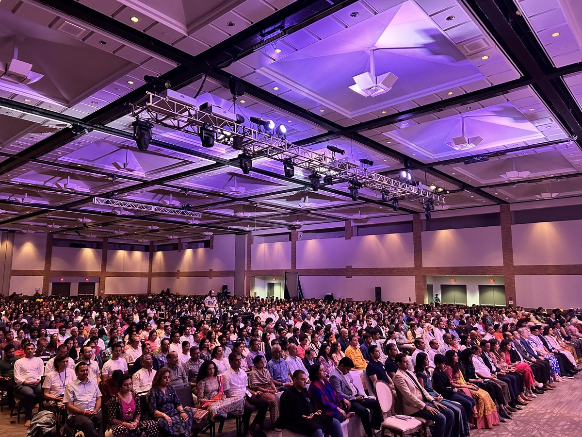 Gurudev's tweet photo. Trying to comprehend love is a futile exercise; you can only be it. Discourse at Dallas, Texas. https://t.co/YR2KvmeCEY