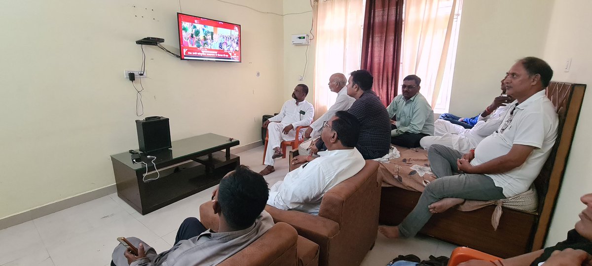 आज मेरे पी डब्ल्यू डी गेस्ट हाउस पूरनपुर में भारत के माननीय प्रधानमंत्री श्री नरेंद्र मोदी जी के 103वां संस्करण को सुना इस अवसर पर जिला महामंत्री महादेव गाईंन,हरीश मिश्रा जी,सुंदर लाल प्रजापति जी,गन्ना कृषक महाविद्यालय प्राचार्य सुधीर शर्मा जी,आनन्द मिश्रा,उपस्थित रहे.