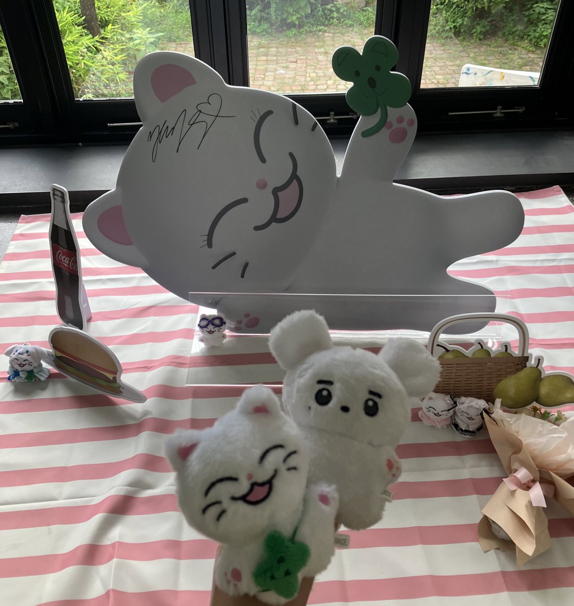 #해피벌떼걸연정이
연정이의 7년을 한눈에 보며 벅차올라버려서 그래!!! 우리는!!! 우정이었어!!! 하며 퇴장했다🥹 페팔삼님 씨핑크님께서 올리시는 연정이들 늘 사랑하지만 오늘은 정말 영상도 사진도 굿즈도 최고였습니다🍐💜