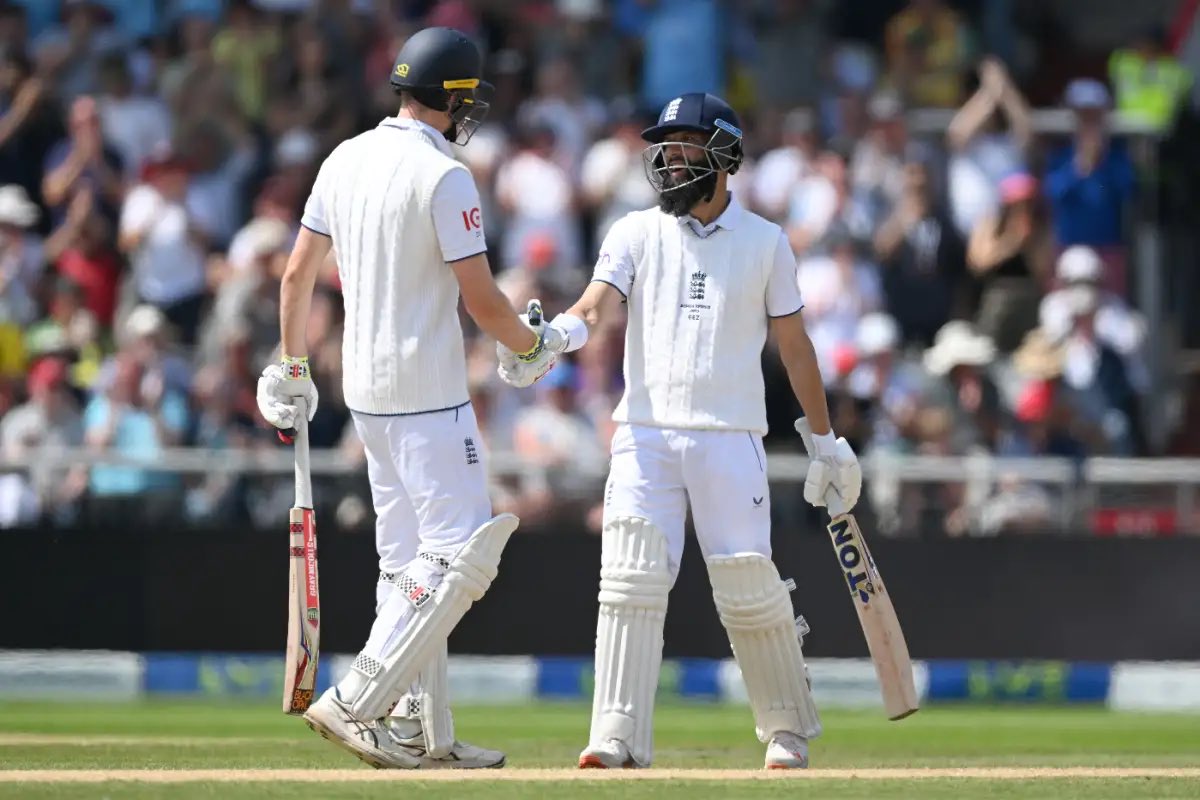 TheBarmyArmy's tweet photo. A Moeen Ali Appreciation Post 💗

- Took the last minute call up post retirement
- Taken crucial wickets and scored important runs
- Played through a finger and groin injury

Thank you Mo 🏴󠁧󠁢󠁥󠁮󠁧󠁿 https://t.co/t5jFt02Hq7