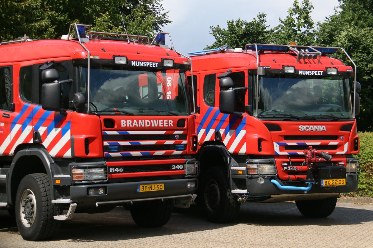 MichaelHuising's tweet photo. De twee ''Griffoens'' van #Nunspeet  2004 met #Mucar  opbouw en 2010 met #Ziegler opbouw 
TST 06-1641 &amp; 1642  #Scania #Brandweer https://t.co/7LgDDs9iDq