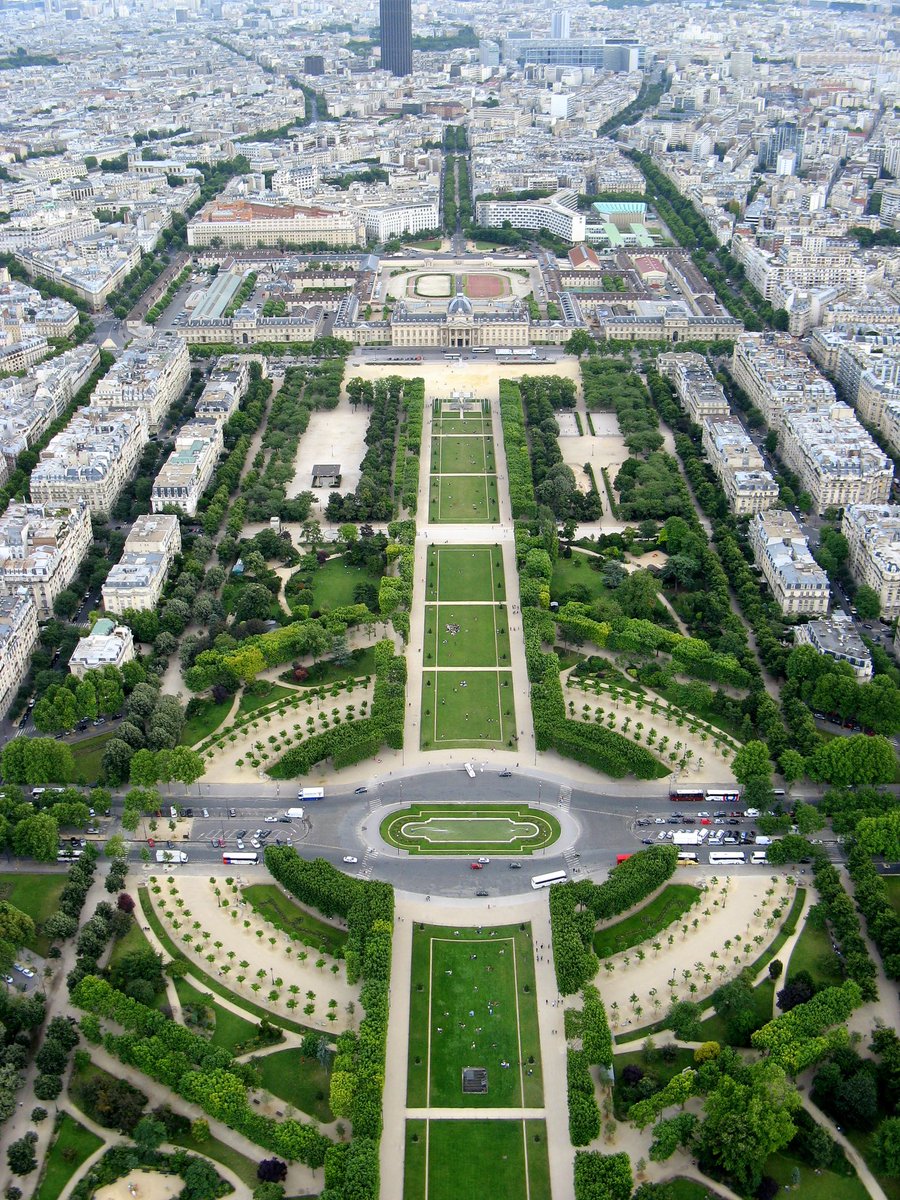 francesublime's tweet photo. Champ de Mars, Paris, France 🇫🇷 https://t.co/IztZsUP4rF
