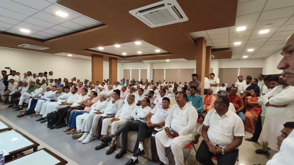 AmitChavdaINC's tweet photo. ઓબીસી સમાજના હક્ક, અધિકારોની લડાઈ, સરકારની અન્યાય ને ભેદભાવ ભરી નીતિ સામે આગામી સમયના કાર્યક્રમોની રૂપરેખા સંદર્ભે ઓબીસી સમાજના રાજકીય, સામાજિક આગેવાનોની ઉપસ્થિતિમાં ચિંતન સંકલ્પ બેઠક. https://t.co/pnAORNMU2V