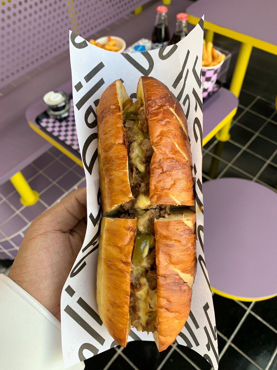 ask_riyadh1's tweet photo. 215 ديلي 🤩♥️
مطعم جديد بالرياض متخصص في ساندوتشات الفيلي ستيك عندهم لحم ودجاج الخبز يحضر طازج يومياً بالمطعم بطريقة خاصة الأكل جداً لذيذ خاصة "أو فيلي تشيز ستيك" يستخدمون فيه ثلاث أنواع أجبان فاخرة من ضمنها تشيدر إيرلندي وجبن البروفولون 
📍حي التعاون - شارع العباس بن عبدالمطلب https://t.co/UVqG4i5tM8