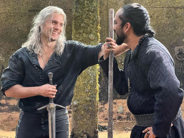 RedanianIntel's tweet photo. Thanedd director Loni Peristere on IG: 

“This is what the result of hard work looks like. Coming into this season it was clear to both of these gentlemen that their fight was one for the ages. They both worked for months with Wolfgang Stegemann to make it happen. I don’t think @maheshjadu went anywhere without his 12kg staff. This particular bts moment of the two of them was after cut on the final day of photography. Henry had just called the crew in to praise his narrative enemy for being one of the best fighting partners he’d ever had. Cheers to hard work and to a great finale’ for these characters.”