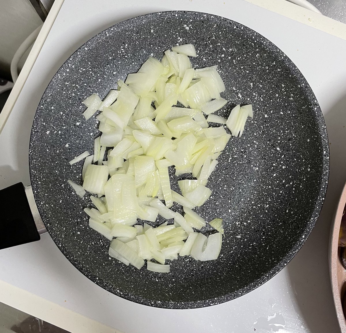 ryunns_kitchen's tweet photo. 준비물 : 애호박 1개, 가지 1개, 피자치즈 작은것 1봉지, 토마토 파스타소스 1인분, 양파 반개 (선택)

1) 애호박과 가지를 썰어 후라이팬에 구워줍니다

2) 양파 반개를 채썰어 다른 팬에 달달 볶아줍니다 (양파를 싫어하시거나, 귀찮으시면 이 과정 생략해도 ok)

3) 2에 토마토소스를 붓고 데웁니다 https://t.co/VyZjDoV7vS