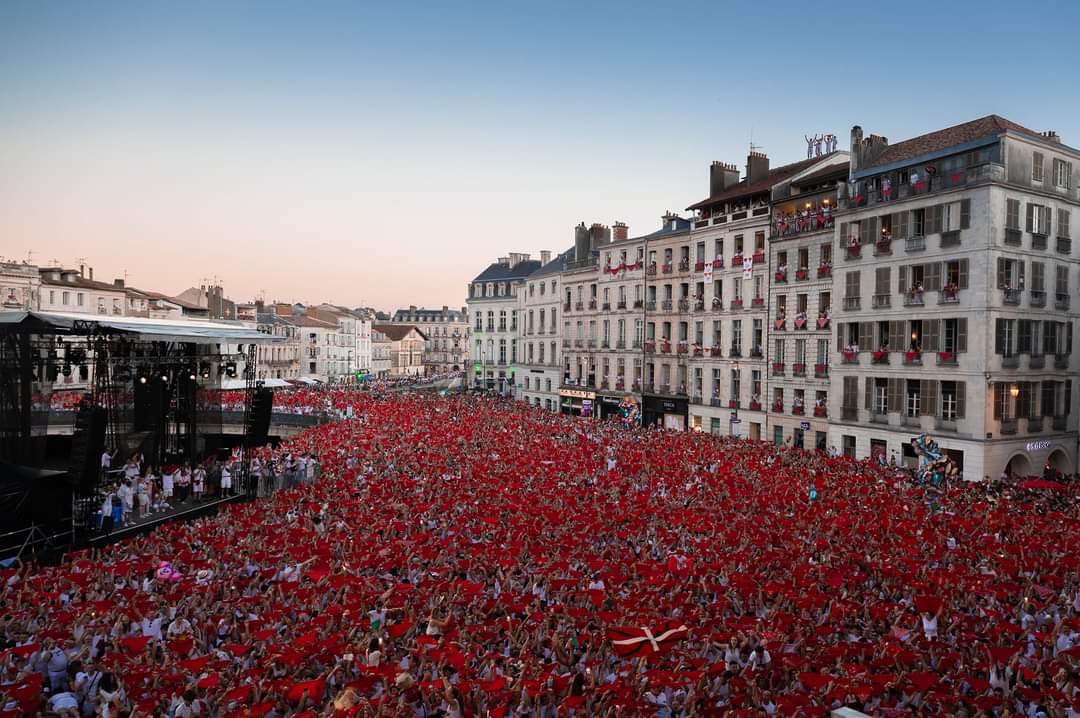francesublime's tweet photo. Fêtes de Bayonne, France 🇫🇷 : Tradition https://t.co/kBu45oE7KR