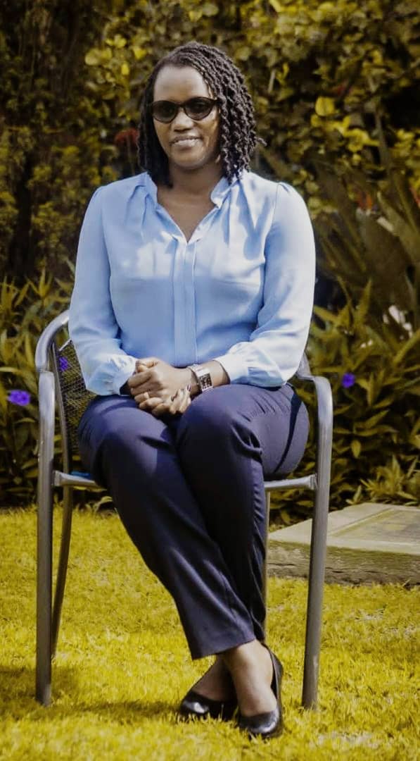 Annemwiza's tweet photo. Mwiriweho? Nyuma yo kuva mu kinya cy'umunezero natewe n'urukundo mwampaye ku munsi wanjye w'amavuko, nzanywe no kubashimira. Mwarakoze ku magambo meza mwambwiye, imigisha mwanyaturiyeho, impano mwampaye, cake mwanguriye ( zari ziryoshye kokooo😍), abampaye sortie no kuruhuka ahantu hanyuranye mwarakoze, abansabye kunkorera ibikorwa byiza bitandukanye nk'impano zanyu bijyanye n'ibyo mukora, mwese ndabashimiye, uko umwanya uzajya uboneka tuzajya dukuramo ibirarane. Ni ukuri Uhoraho abahe umugisha w'igisagirane kandi buri wese amusubirize aho yakuye kuri buri kintu cyose yakoze agamije kunezeza. Narishimye, nararyohewe, naranyuzwe,.... mbese umutima wanjye wuzuye amashimwe ku bwanyu. Namwe muhorane ababazirikana buri gihe, ababanezeza n'ababigambirira,... muroye: Nyagasani ajye ahora yivanga mu byanyu ibihe byose. Ndabakunda jyasiti. 
Icyumweru cyiza.
📸: @NdiRuzi 🙏