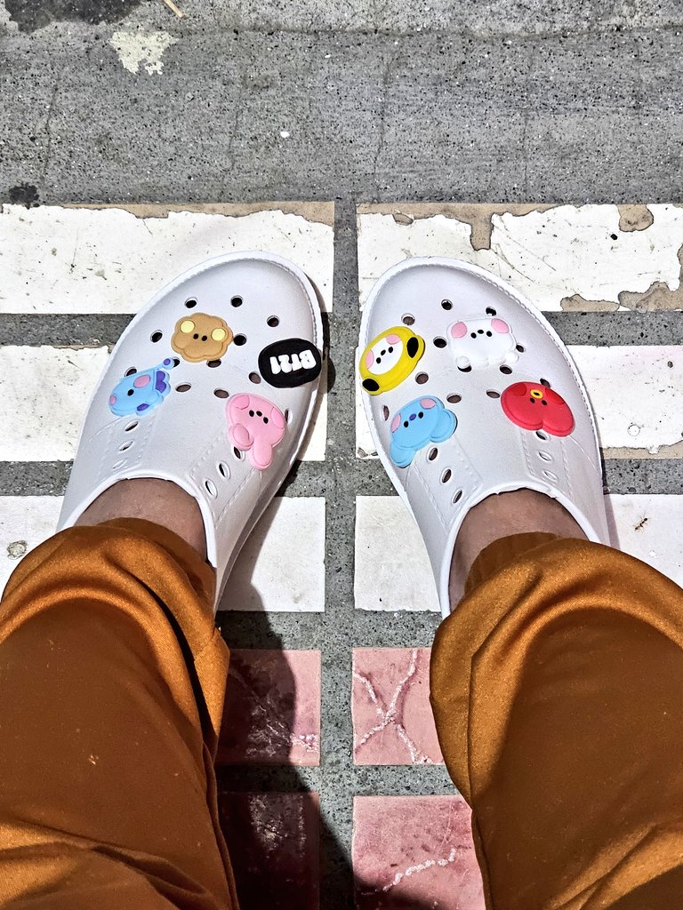 KooBi0613's tweet photo. Konti nalang magkasize na kami ng 8yr old nephew ko. 😭 Thank you so much dito sa cutie shoes Ms. Kymm!! 

@mylovev_
@shopwithluvdvo https://t.co/qKvhnXzrxP