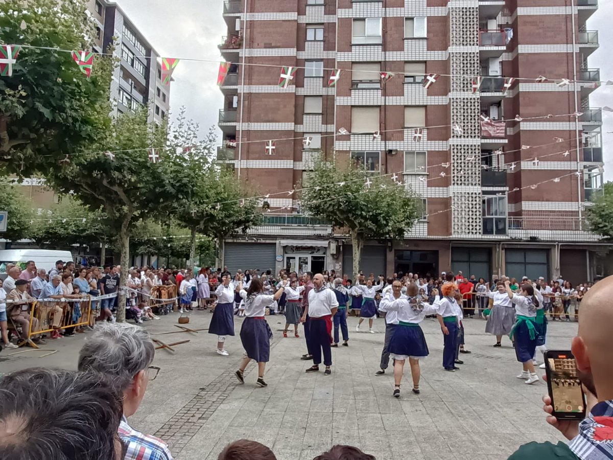 eajpnvbarakaldo's tweet photo. 🥳 Las Fiestas de #Retuerto siguen con su ritmo y gran ambiente por las calles, nuestro Concejal @mantizar ha participado en la tradicional Romería del Sábado de #ErrekaortukoJaiak2023.

@amaiadelcampo #Alkatea #Barakaldo @infobarakaldo https://t.co/OlhtJYROXq
