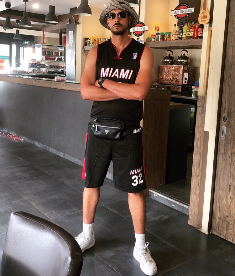 Defoue93370's tweet photo. #miami #black #red #coffee https://t.co/LoFTu08Th2