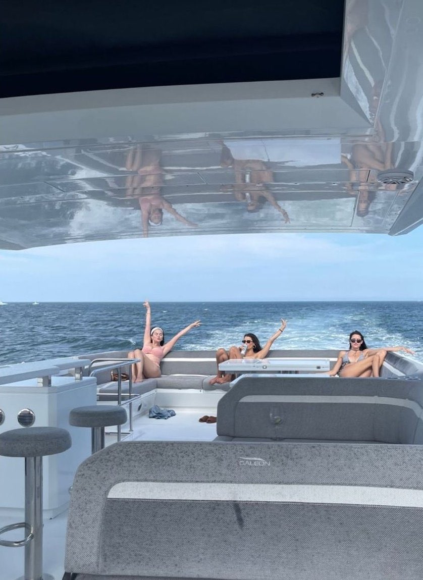 SelenaSourceFR's tweet photo. Selena Gomez avec des amies. (29/07) https://t.co/BTfZ22II8l