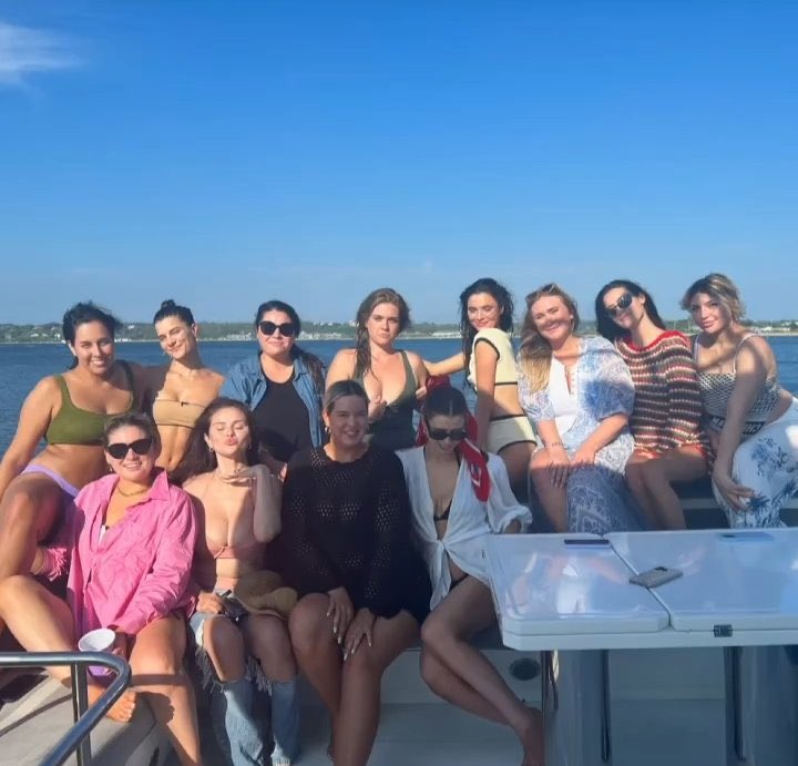 SelenaSourceFR's tweet photo. Selena Gomez avec des amies. (29/07) https://t.co/BTfZ22II8l