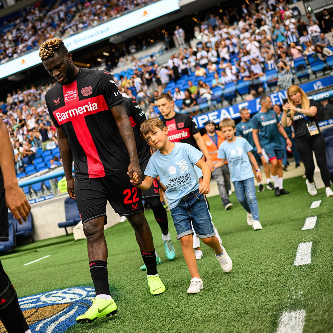 bayer04fussball's tweet photo. 🤝 Rund um das Testspiel bei @RealSociedad hat die #Werkself viele von schweren Krankheiten betroffene Kinder getroffen. Wir danken der @FundaColumbus & @contracancerg für den unermüdlichen Einsatz, um den Kindern zu helfen. 🙏
#Bayer04 | #RSCB04 | #MételeungolalSPG50 https://t.co/PnApZWb8bl