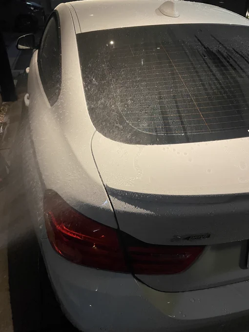 昼間暑すぎるので今洗車してる 