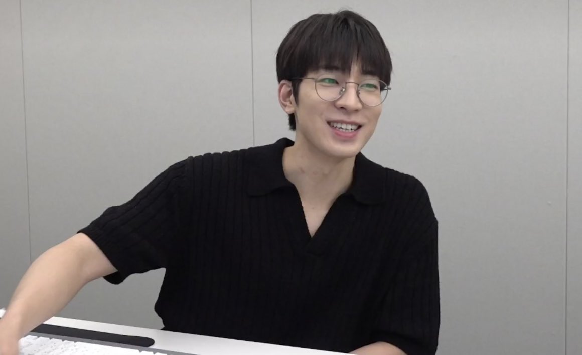 luvjwonu's tweet photo. alam mo wonwoo crush na crush kita tayo na lang kaya https://t.co/t2GTosirsp