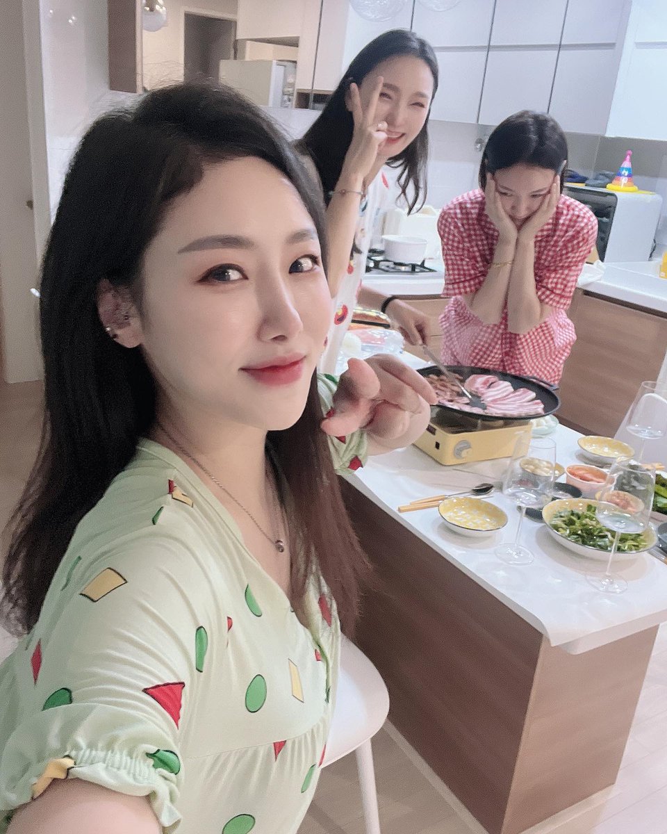 PeipeiPeiyi's tweet photo. A small gathering on weekend will help to recover the weekday energy we spent! #SundayFunday #moody #bbq https://t.co/HcIwRSQdLi