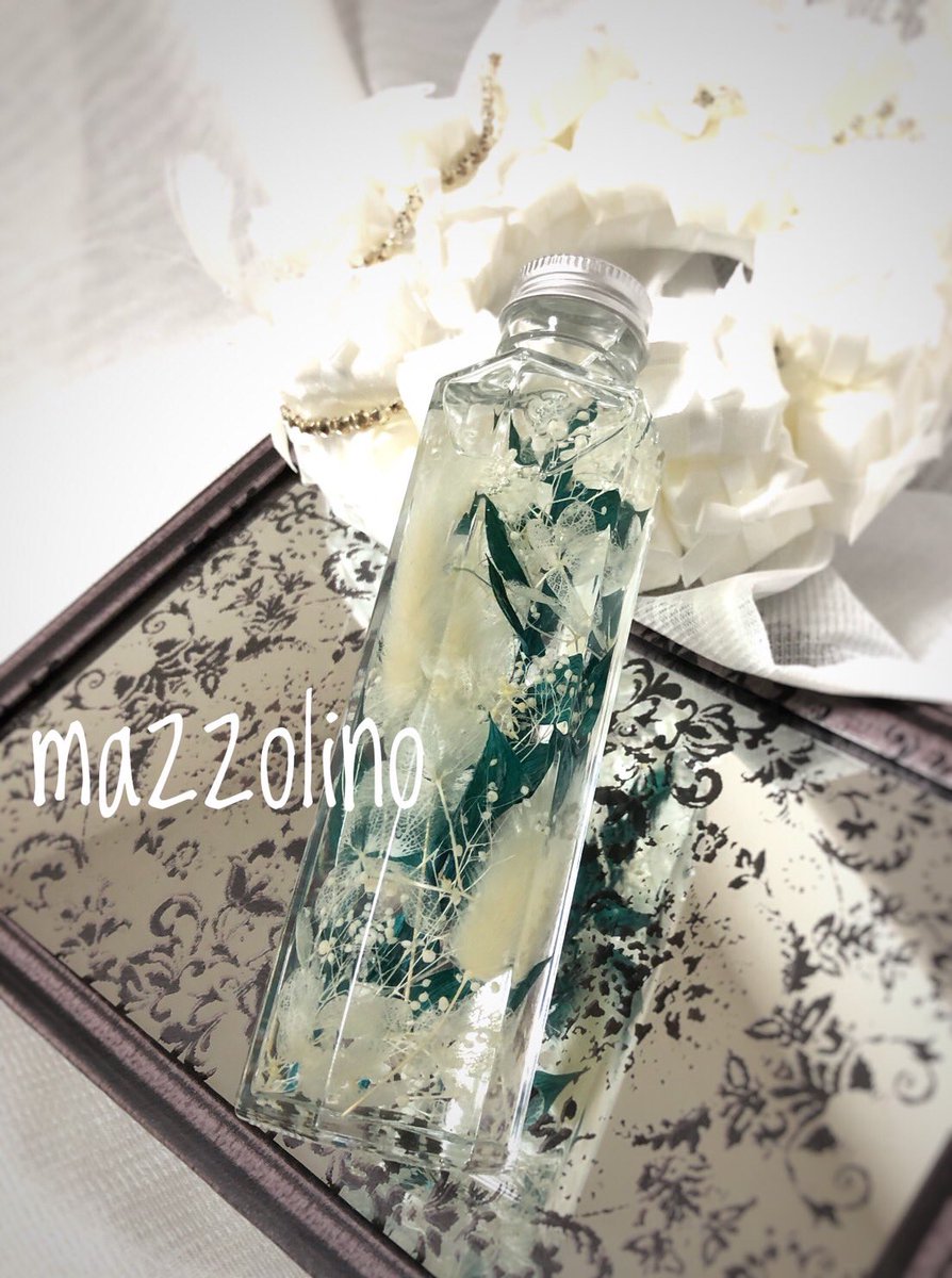 Mazzolino_Chie's tweet photo. ＊・私の作品・＊

ターゴイスグリーンのラスカス💖
　と
ホワイトのラグラス💖
　と
ホワイトのかすみ草✨

そして上手く写真撮れない私💔
#日本ハーバリウム協会
#herbaland
#ハーバリウム
#ハーバリウム教室
#花のある生活
#ハンドメイド
#ハンドメイド好きさんと繋がりたい
#自分作品⠀
#mazzolino https://t.co/iUFZlg9lLr