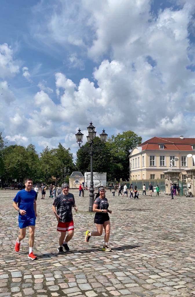 PLinDeutschland's tweet photo. 🏃Heute trafen sich laufbegeisterte Berliner:innen vor dem Schloss Charlottenburg, um an die Helden des #WarschauerAufstand|s #PW1944 zu erinnern.

Bei perfektem Laufwetter und bester Laune liefen die Sportler:innen eine Strecke von 3 o. 6km.

Danke an alle Läufer:innen und Fans! https://t.co/0RtN8XfHka