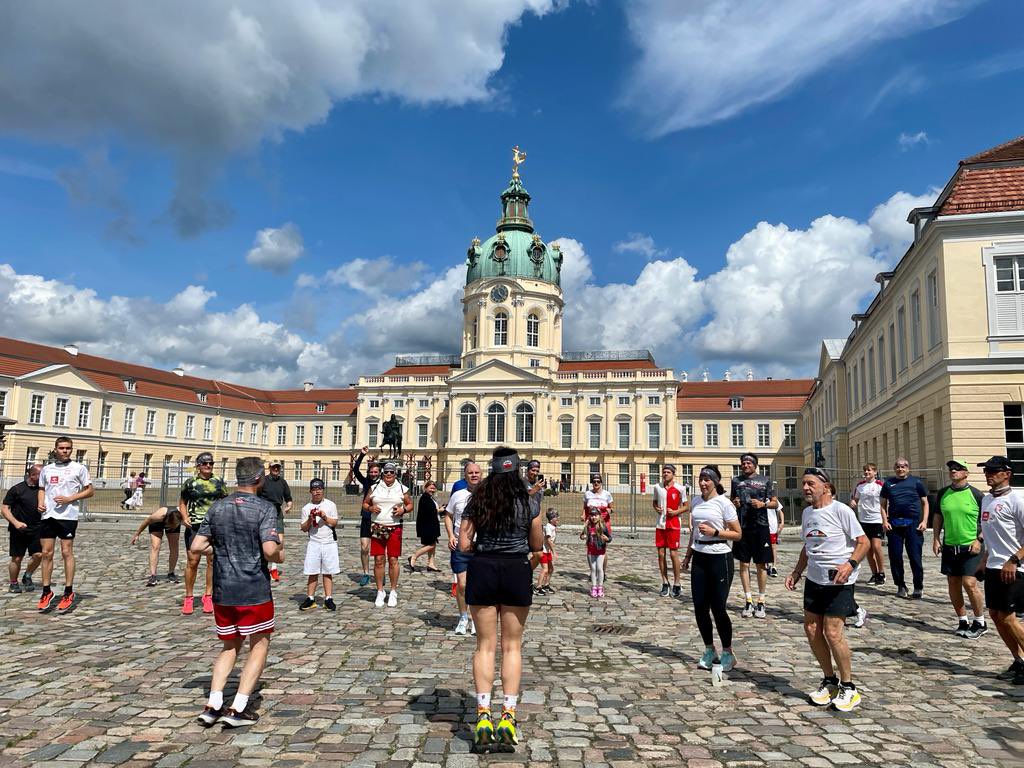 PLinDeutschland's tweet photo. 🏃Heute trafen sich laufbegeisterte Berliner:innen vor dem Schloss Charlottenburg, um an die Helden des #WarschauerAufstand|s #PW1944 zu erinnern.

Bei perfektem Laufwetter und bester Laune liefen die Sportler:innen eine Strecke von 3 o. 6km.

Danke an alle Läufer:innen und Fans! https://t.co/0RtN8XfHka