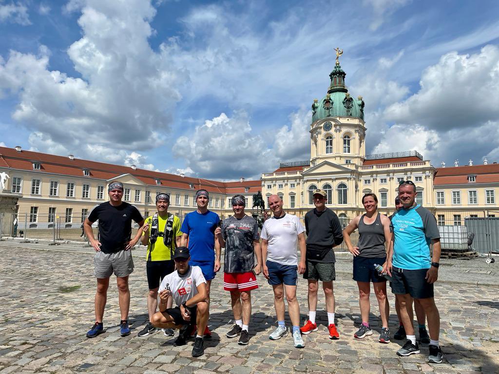 PLinDeutschland's tweet photo. 🏃Heute trafen sich laufbegeisterte Berliner:innen vor dem Schloss Charlottenburg, um an die Helden des #WarschauerAufstand|s #PW1944 zu erinnern.

Bei perfektem Laufwetter und bester Laune liefen die Sportler:innen eine Strecke von 3 o. 6km.

Danke an alle Läufer:innen und Fans! https://t.co/0RtN8XfHka