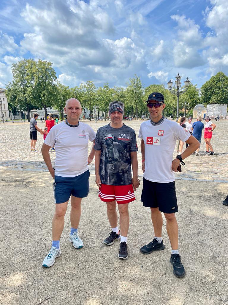 PLinDeutschland's tweet photo. 🏃Heute trafen sich laufbegeisterte Berliner:innen vor dem Schloss Charlottenburg, um an die Helden des #WarschauerAufstand|s #PW1944 zu erinnern.

Bei perfektem Laufwetter und bester Laune liefen die Sportler:innen eine Strecke von 3 o. 6km.

Danke an alle Läufer:innen und Fans! https://t.co/0RtN8XfHka