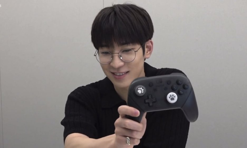 wonwooszone's tweet photo. gam3 bo1 🎮🐈‍⬛ https://t.co/BiSe5dCDCH
