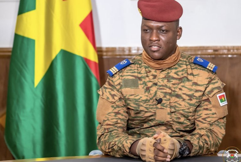 KimKimuntu's tweet photo. #Russie🇷🇺-#Burkina 🇧🇫
Extrait du discours du président lors du sommet  #Russie-#Afrique 
« Il faut que nous les chefs d’État africains arrêtions de nous comporter en marionnettes qui dansent à chaque fois que les impérialistes tirent sur les ficelles. » - Ibrahim Traoré. https://t.co/b0HlP25x28