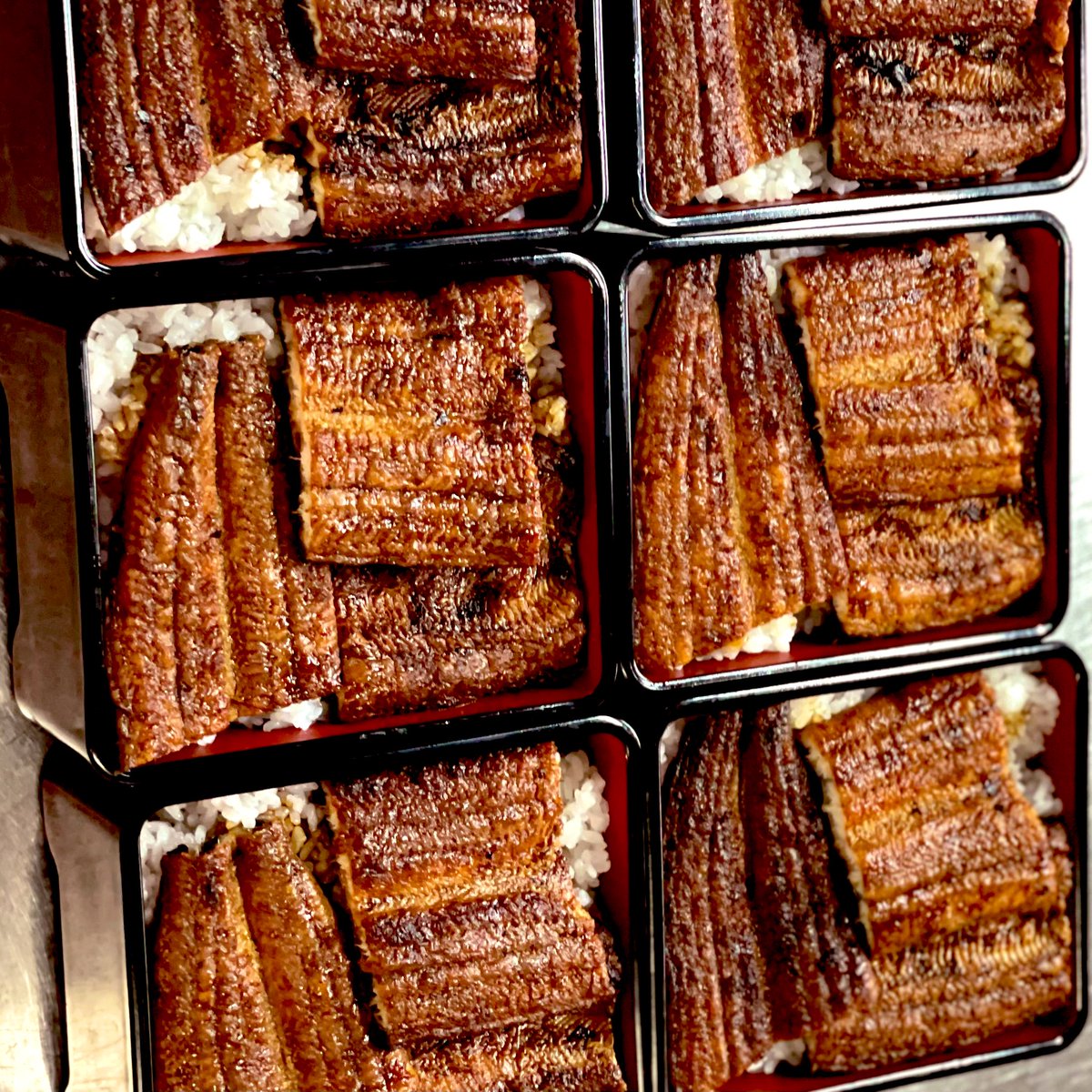 土用の丑の日

うなぎを焼きました。

1本285グラム前後の大きめのうなぎ。

皮も柔らかく、泥臭くもなく、
旨い脂のある鰻です。

昔は網で上火で焼いていた頃も
あったのですが、今では金串うって
下火で焼きます。

大きな鰻ですから、
串を打つさいは細心の注意を込めて…