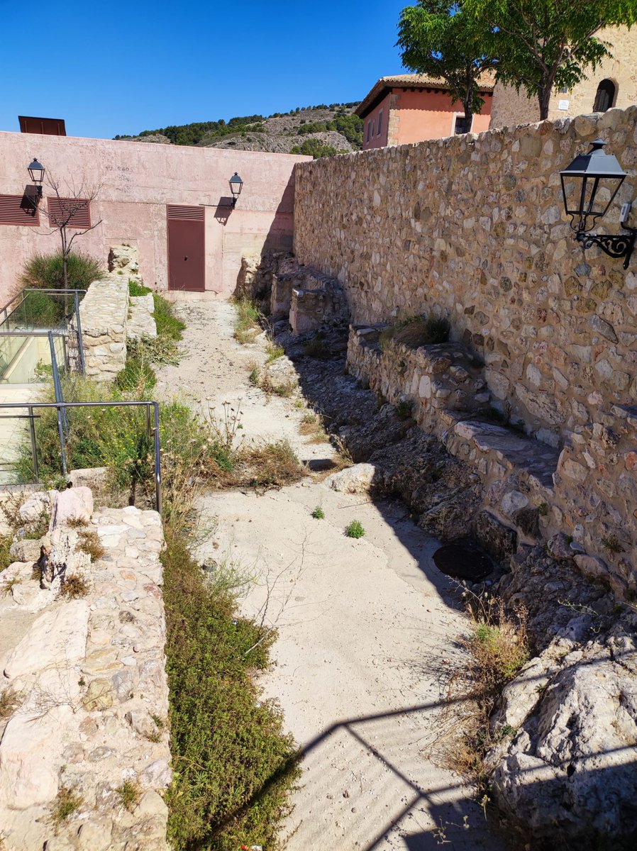 Shootelsutil's tweet photo. @aytocuenca da vergüenza pasar por Mangana, a esto lo llamáis conservar el patrimonio?  @UNESCO_es @UNESCO #consorciocuenca #cuenca #cuencaabandonada #abandono #mangana #qnk #ceroexcusas https://t.co/Ye05LiUW1P