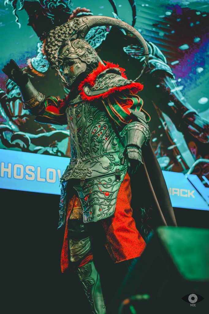 BMZ_Studio's tweet photo. Os espero en los Picos de los gigantes 🩸 
Aquí tenéis unas fotos de la maravillosa
 📸@/Visual.nix de mi Cosplay de #JunoHoslow de @ELDENRING 
Tengo que cambiar unas cuantas piezas del Cosplay y rehacer la pechera, pero estará terminado pronto de nuevo. https://t.co/7f5jTL4eL5