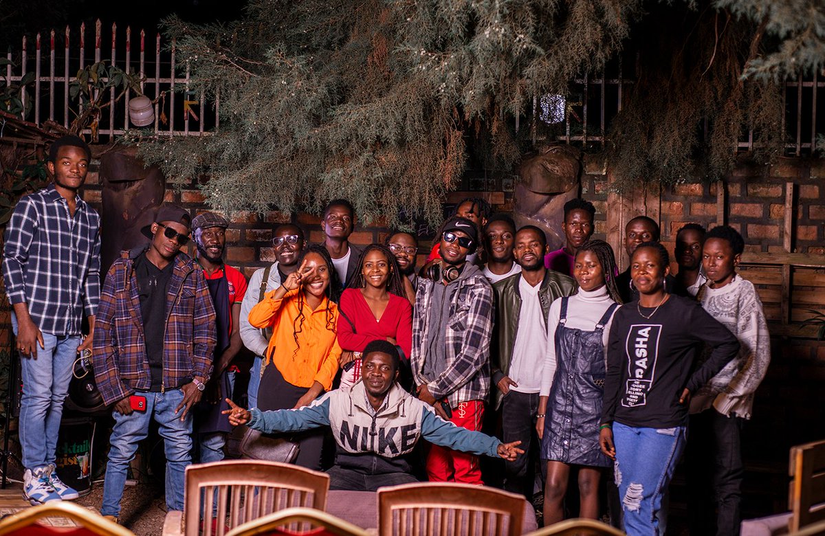 pashahub8's tweet photo. Here, we have #pasha story tellers and poets in pictures...the day of 28th #pashanight #Generationaltalk went wonderfully...the Artist spoke and we raise our voices together again for;
"innovation" https://t.co/VUKW1J7Ddl