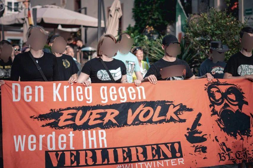 ROstsachsen's tweet photo. "Hannelore" fällt hierbei vor allem durch ihre rege und auffallend aggressive Präsenz bei den montäglichen Protesten in Bautzen sowie in Görlitz auf und führt hierbei regelmäßig den sogenannten Jugendblock mit an. #bautzen #görlitz https://t.co/KsLMIcSGBP