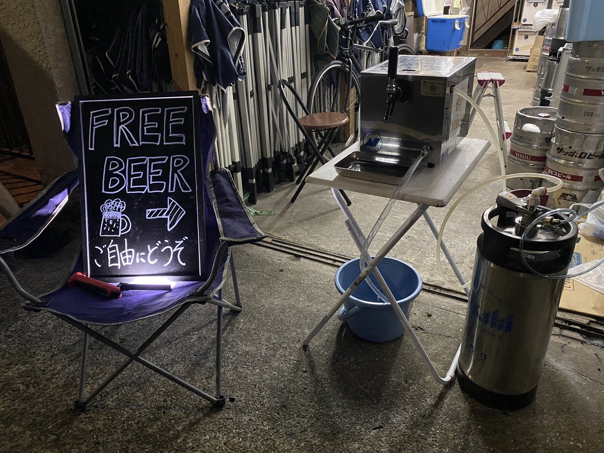 bbqdeli_ranger's tweet photo. #バーベキューデリ のアフターワークにビールを無料でふるまう地域貢献。

宣伝も無しで逆に怪しまれております https://t.co/6gB0jY0aMH