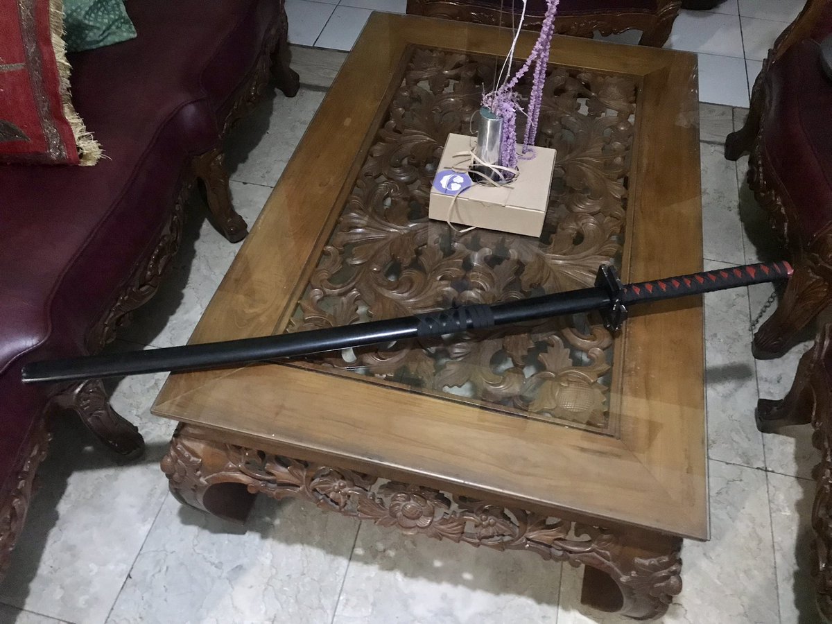 tabloidgerlong's tweet photo. DIJUAL Tensa Zangetsu model lama. Dikarnakan udah ganti zanpakuto. SALAM BANKAI!!! 150K Net siap COD sampe Hueco Mundo. https://t.co/zqqoAeuJK3