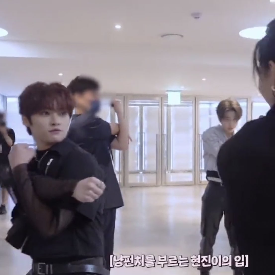 hyunhofilm's tweet photo. they love teasing each other https://t.co/Y0nVwiICVS